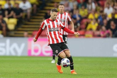 Oliver Norwood #16 of Sheffield United passes the ball 