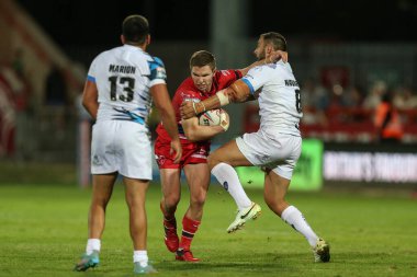 Matt Parcell #9 of Hull KR looks to get away from Romain Navarrete #8 of Toulouse Olympique 