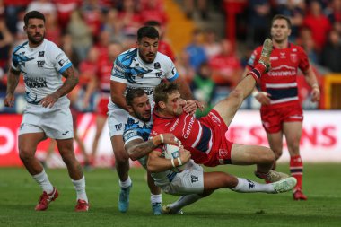 Jimmy Keinhorst #18 of Hull KR is tackled by Romain Navarrete #8 of Toulouse Olympique 