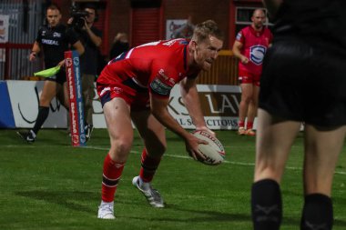 Rowan Milnes #21 of Hull KR runs in to score the winning try to make it 20-16