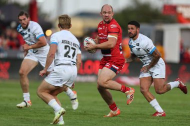 George King #10 of Hull KR looks around for support 