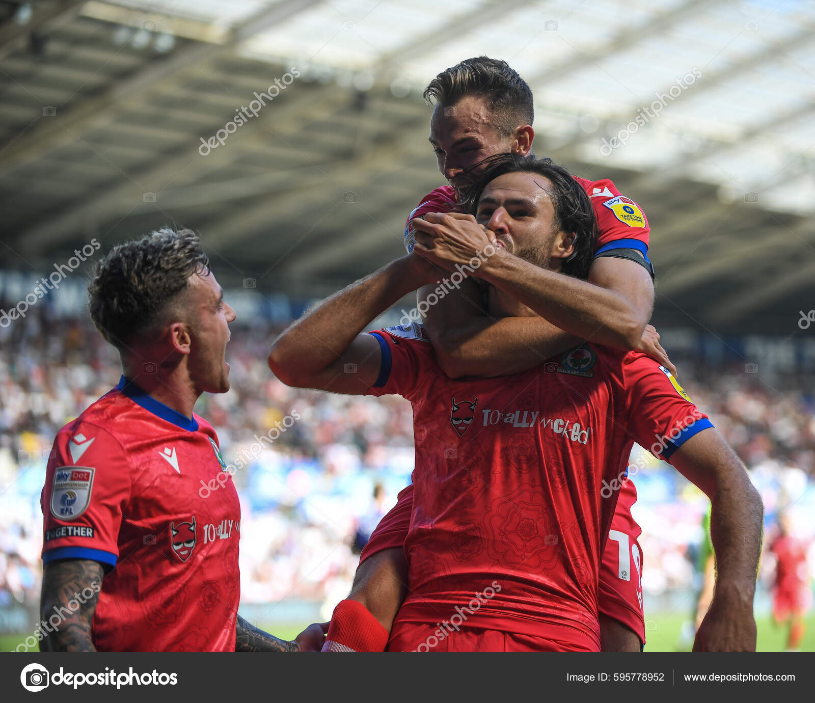 Льюис Трэвис Blackburn Rovers Празднует Свой Гол Сделать.