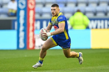 Danny Walker #16 of Warrington Wolves makes a break
