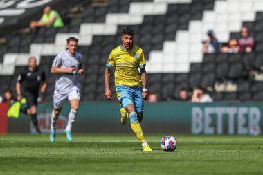Marvin Johnson #18 of Sheffield Wednesday runs with the ball