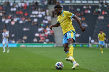 Fisayo Dele-Bashiru #17 of Sheffield Wednesday controls the ball