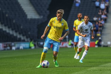 Josh Windass #11 of Sheffield Wednesday controls the ball