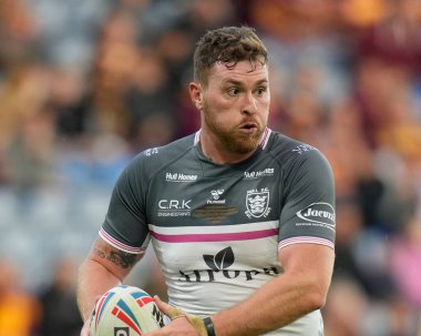 Scott Taylor #30 of Hull FC runs with the ball