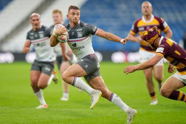 Jack Walker #36 of Hull FC makes a break