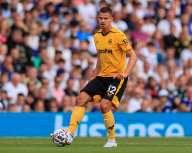Leander Dendoncker #32 of Wolverhampton Wanderers passes the ball