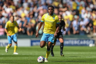 Fisayo Dele-Bashiru #17 of Sheffield Wednesday runs with the ball