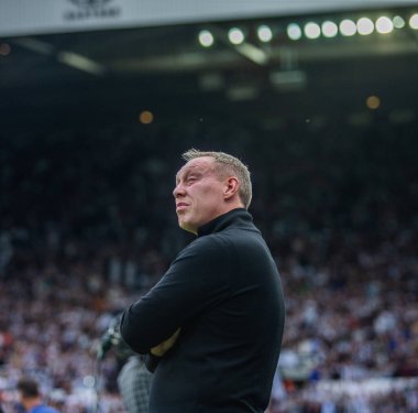 Steve Cooper manager of Nottingham Forest looks on before kickoff