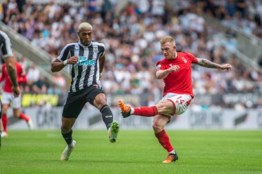 Lewis OBrien #14 of Nottingham Forest gets a shot away 