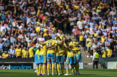 Sheffield Wednesday players form a huddle ahead of kick off