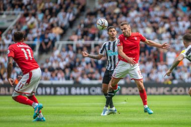 Harry Toffolo #15 of Nottingham Forest heads forward 