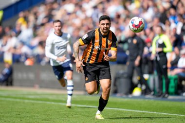 Ozan Tufan #7 of Hull City chases down through ball