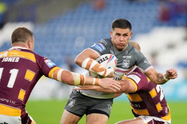 Will Smith #40 of Hull FC spots a gap
