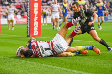 Ben Currie #11 of Warrington Wolves goes over for a try