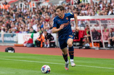 Matty Virtue #17 of Blackpool makes a break with the ball