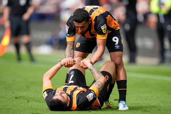 Allahyar Sayyadmanesh Hull City Helps Ozan Tufan Back His Feet — Stockfoto