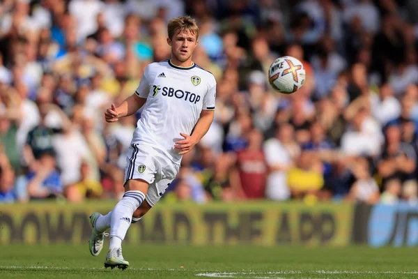 Joe Gelhardt Leeds United Passes Ball — Stockfoto