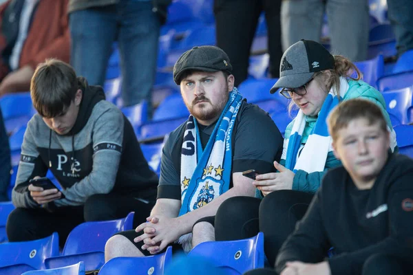 Huddersfield Town Supporter Watches His Team Warms Ahead Game — Stockfoto