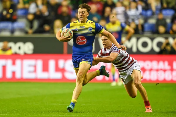 Matty Ashton Warrington Wolves Tackled Jai Field Wigan Warriors — 스톡 사진