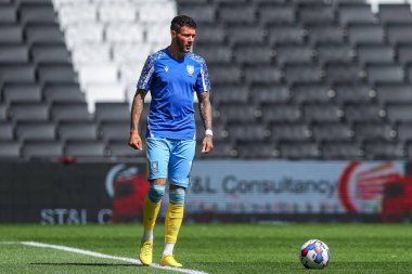 Marvin Johnson #18 of Sheffield Wednesday warms up ahead of kick off