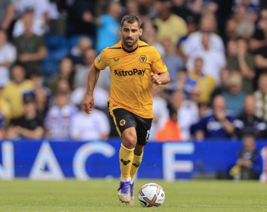Jonny #19 of Wolverhampton Wanderers runs with the ball