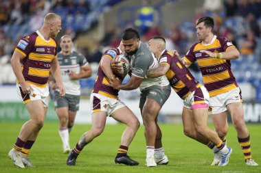 Chris Satae #10 of Hull FC runs at the Huddersfield Giants defence