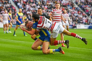 Ben Currie #11 of Warrington Wolves goes over for a try