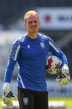 Cameron Dawson #25 of Sheffield Wednesday warms up ahead of kick off