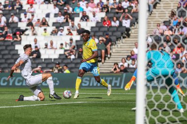 Fisayo Dele-Bashiru #17 of Sheffield Wednesday runs with the ball