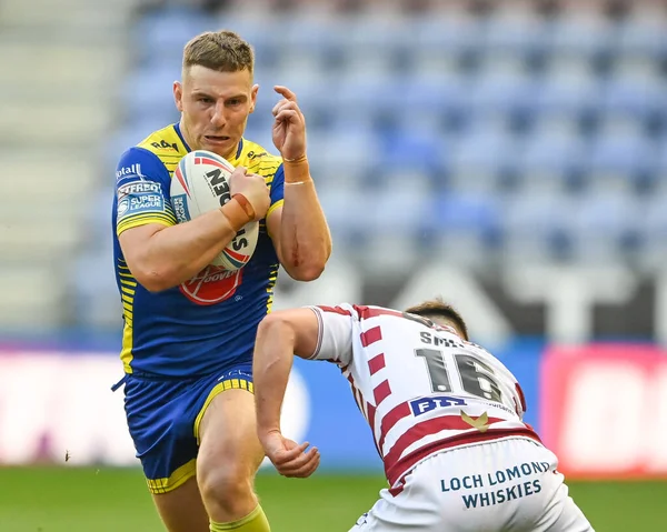 George Williams Warrington Wolves Tackled Harry Smith Wigan Warriors — 스톡 사진