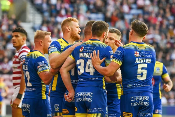 Ben Currie Warrington Wolves Celebrates His Try — Stockfoto