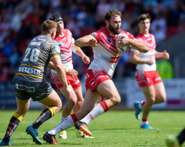 Alex Walmsley #8 of St Helens breaks past Brad Martin #28 of Castleford Tigers