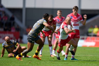 James Roby #9 of St Helens breaks past Kenny Edwards #11 of Castleford Tigers