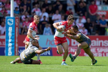 Joe Bennison #27 of St Helens breaks past Mahe Fonua #17 of Castleford Tigers