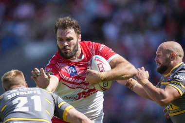 Alex Walmsley #8 of St Helens breaks past Paul McShane #9 and Alex Sutcliffe of Castleford Tigers