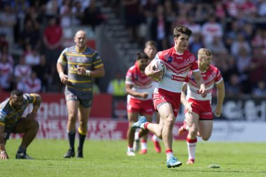 Joe Bennison #27 of St Helens breaks through the Castleford Tigers defence