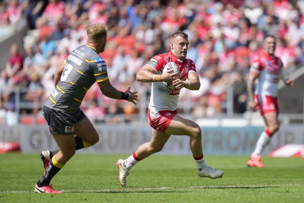 Matty Lees #10 of St Helens breaks past Joe Westerman #13 of Castleford Tigers