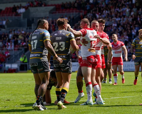 Joe Batchelor Helens Celebrates Jake Wingfield Scoring Try — Stockfoto