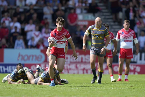 Joe Bennison #27 of St Helens breaks past Mahe Fonua #17 of Castleford Tigers