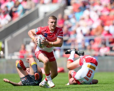Matty Lees #10 of St Helens makes a break