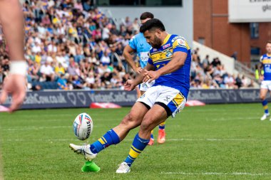 Rhyse Martin #12 of Leeds Rhinos takes the penalty and scores for 2 points during the second half 