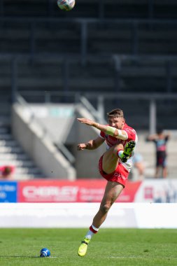 Tommy Makinson #2 of St Helens kicks a re-start
