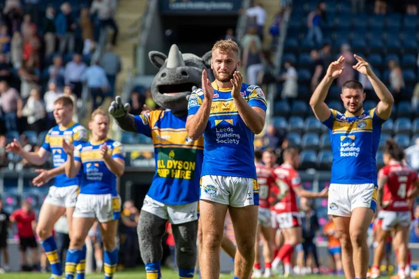 Jarrod Oconnor Leeds Rhinos Claps His Hands Applauds Supporters Full — Stockfoto