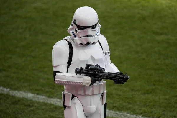 Star Wars Stormtrooper Entertains Leeds Rhinos Supporters Ahead Game —  Fotos de Stock