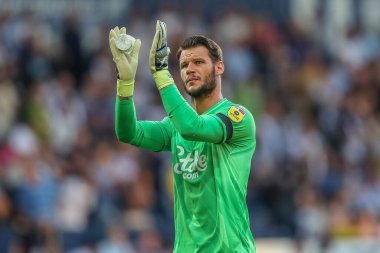 Daniel Bachmann #1 of Watford applauds the travelling fans