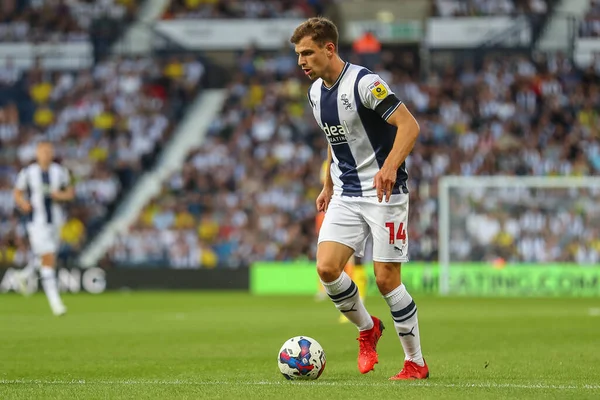 Jayson Molumby West Bromwich Albion Controls Ball — Stockfoto