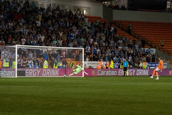 James Husband Blackpool Scores His Penalty — Stockfoto